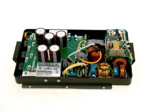 Blick auf die Innenseite eines Bosch Wechselrichters mit verschiedenen elektronischen Bauteilen, einschließlich Kondensatoren, Spulen und Leiterplatten in einem kompakten Gehäuse.